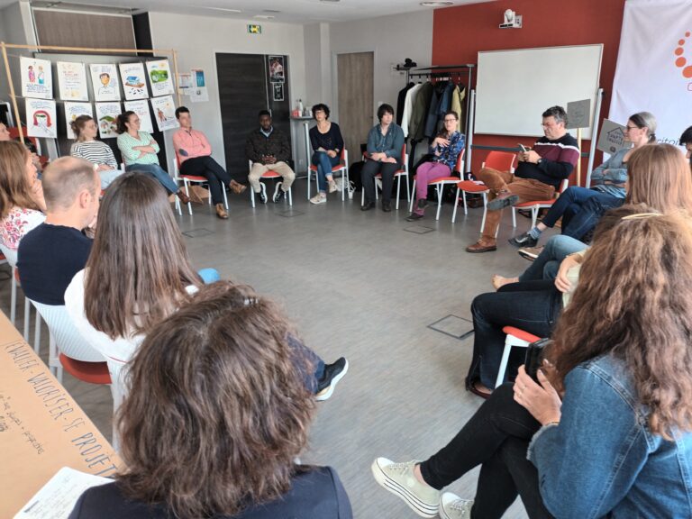 Participants au second atelier assis en cercle de discussion