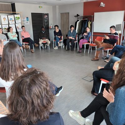 Participants au second atelier assis en cercle de discussion